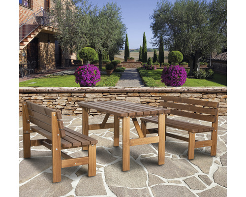 Gartenszene mit Holztisch und zwei Holzbänken