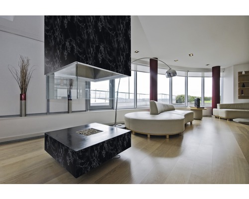 Heller Wohnraum mit Kamin, Couch und großem Fenster