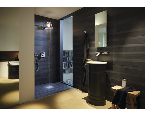 Badezimmer mit Dusche, Waschtisch und Spiegel
