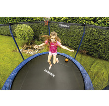 Mädchen springt auf einem Gartentrampolin mit Sicherheitsnetz und Basketballkorb. Marimex Logo