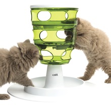 Katzenspielzeugturm mit zwei Katzen