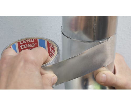 Metallrohr wird mit Tesa Klebeband abgedichtet