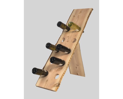 Weinregal aus Holz mit Flaschen