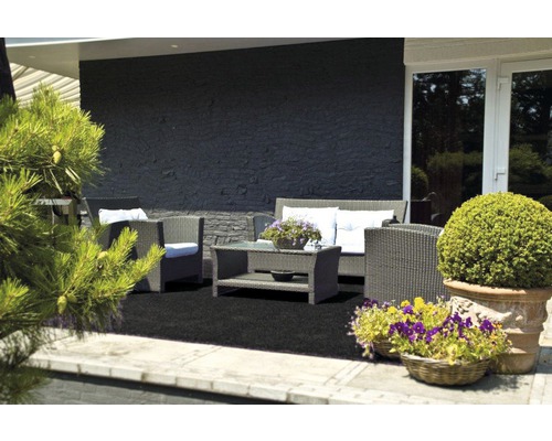 Terrasse mit Rattanmöbeln, Couchtisch und Pflanzen