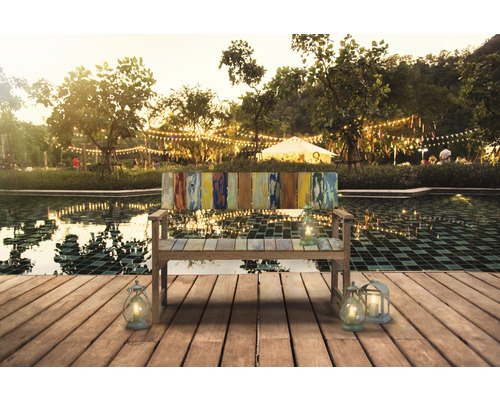 Holzbank mit Laternen auf einer Holzterrasse am Pool