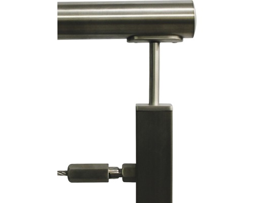 Detailansicht eines Geländerpfostens mit Handlauf aus Edelstahl