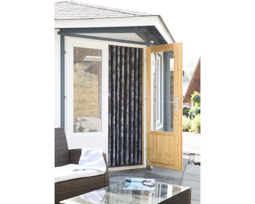 Außenansicht eines Gartenhauses mit geöffneter Holztür und Fenster