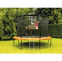 Trampolin mit Sicherheitsnetz und springendem Kind im Garten