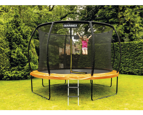 Trampolin mit Sicherheitsnetz und springendem Kind im Garten