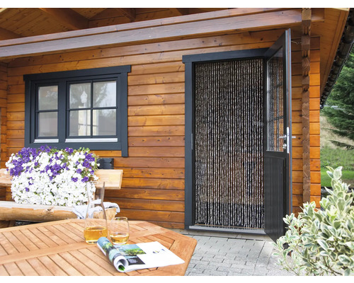 Holzgartenhaus mit Fenster, Tür mit Perlvorhang, Holztisch und Blumen