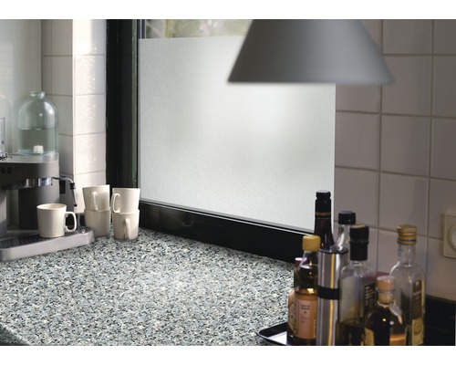 Küchenszene mit Milchglasfolie am Fenster, Kaffeemaschine und Küchenutensilien auf der Arbeitsplatte.