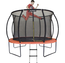 Trampolin mit Sicherheitsnetz und Leiter, ein Kind springt