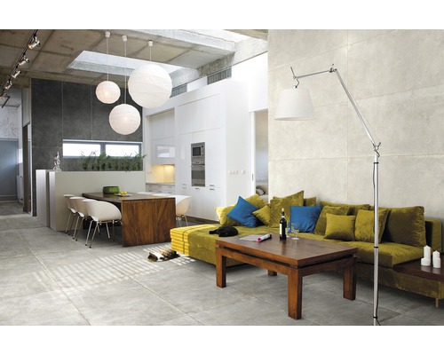 Heller Wohnraum mit Bodenfliesen, Sofa, Tisch und Beleuchtung