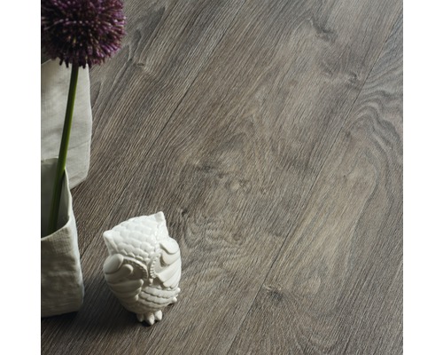Dekoratives Laminat mit Holzoptik im Innenbereich.