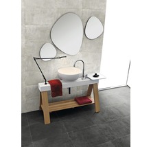 Badezimmer mit Aufsatzwaschbecken, Spiegeln und Handtüchern