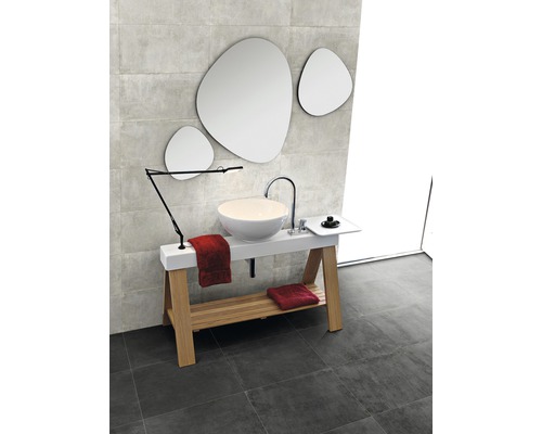 Badezimmer mit Aufsatzwaschbecken, Spiegeln und Handtüchern