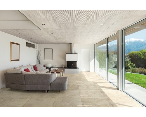 Helles Wohnzimmer mit Couch, Kamin und großen Fensterfronten