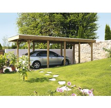 Carport aus Holz mit Auto in einem Garten.