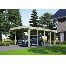 Carport aus Holz mit einem Auto davor in einer Gartenszene.