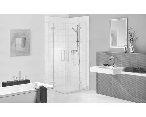 Badezimmer mit Badewanne, Duschkabine, Waschbecken und Spiegel