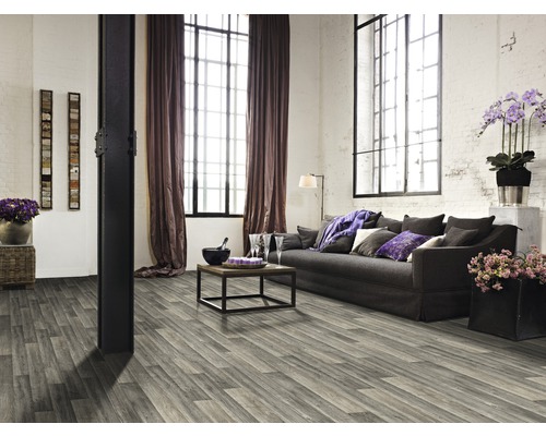 Wohnzimmer mit grauem Holzboden, Sofa und großen Fenstern