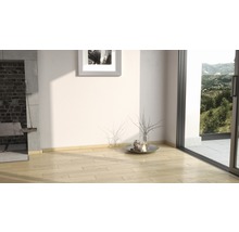 Innenraum mit hellem Holzboden, Kamin und Fenster mit Ausblick