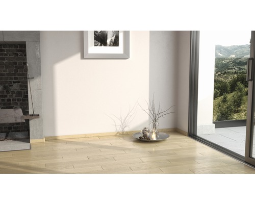 Innenraum mit hellem Holzboden, Kamin und Fenster mit Ausblick