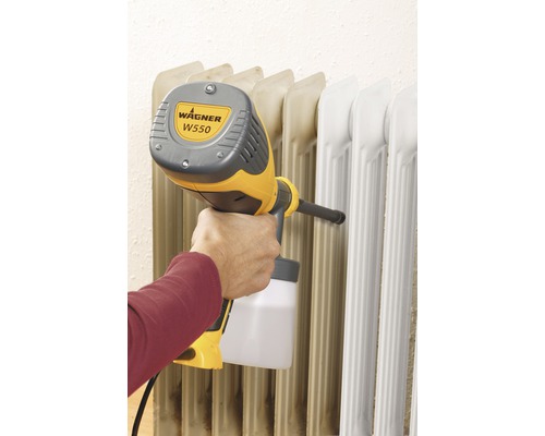 Person sprüht mit dem Wagner W550 Farbsprühsystem einen Heizkörper.