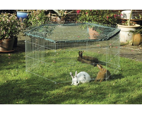 Freilaufgehege für Kleintiere im Garten mit mehreren Kaninchen