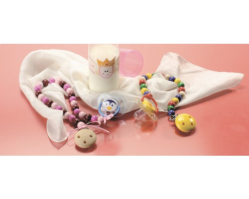 Stillleben mit Babymilchflasche, Schnullern und Schnullerketten
