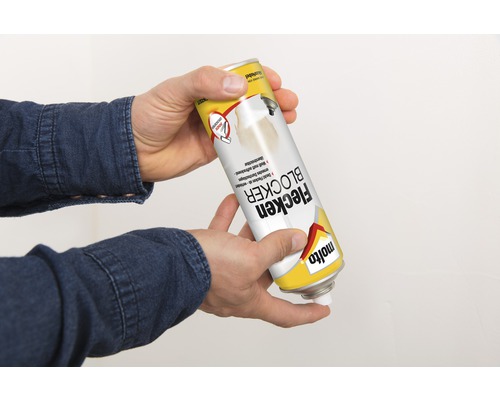 Eine Person hält einen Fleckenblocker-Sprühdose in der Hand.