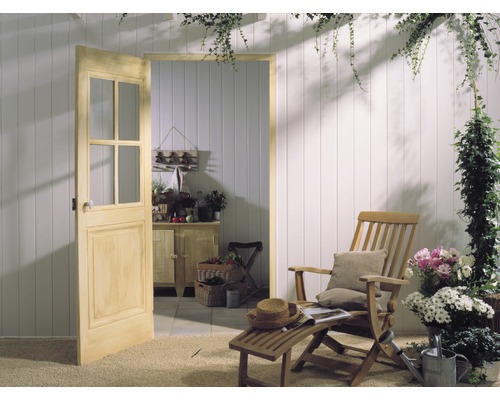 Holztür mit Glaseinsatz führt in einen hellen Raum mit Holzvertäfelung und Gartenmöbeln