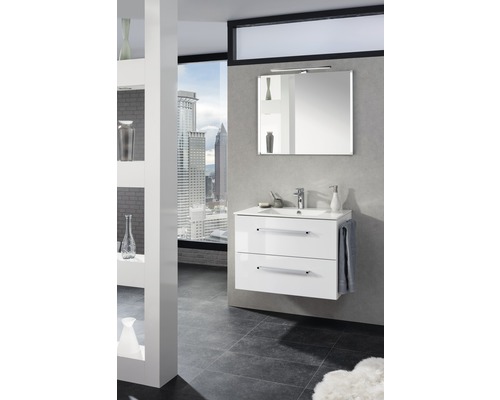 Modernes Badezimmer mit weißem Waschtisch, Spiegel und Stadtblick