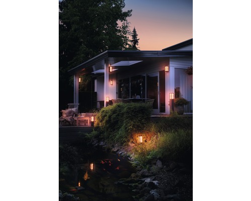 Beleuchtetes Haus mit Garten, Teich und Außenbeleuchtung