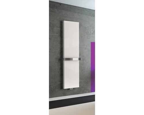 Weißer Badheizkörper mit Handtuchhalter an einer Wand