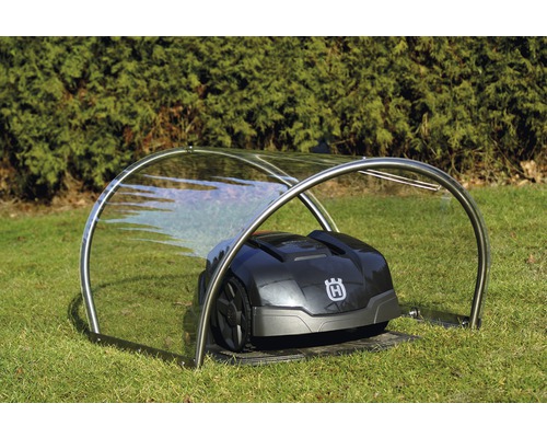 Husqvarna Logo auf einem Rasenmähroboter unter einer transparenten Überdachung