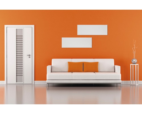 Wohnzimmer mit Sofa, Tür und Wandgestaltung