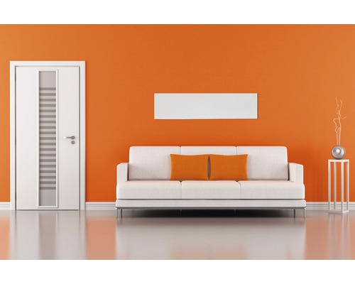 Wohnzimmer mit Sofa, Tür und Dekorationsgegenständen