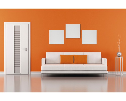 Modernes Wohnzimmer mit Tür, Sofa, Bildern und Dekoration