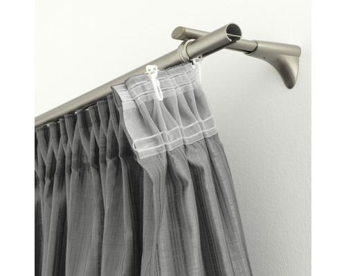 Gardinenstange mit Vorhang an der Wand