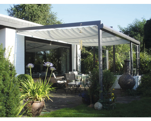 Terrasse mit Terrassenüberdachung, Tisch und Stühlen im Garten.