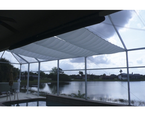 Überdachte Terrasse mit Pool und Seeblick für den Außenbereich