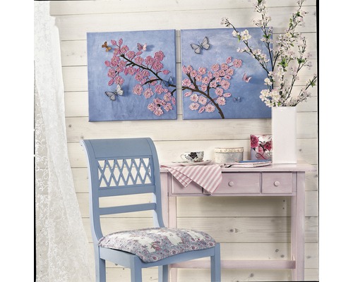 Dekoratives Interieur mit Stuhl, Tisch und Wandbildern im floralen Design