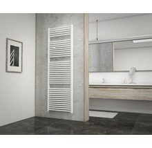 Badezimmer mit Handtuchwärmer, Waschbecken und Spiegel