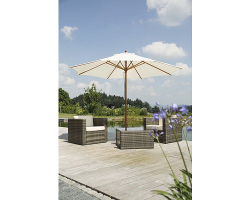 Gartenmöbelset mit Sonnenschirm auf einer Terrasse am See