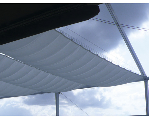 Detailansicht einer flexiblen Terrassenüberdachung mit Stoffbahnen zwischen Metallrahmen