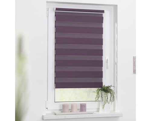 Fenster mit geschlossenem, horizontal gestreiftem Doppelrollo zur Verdunkelung