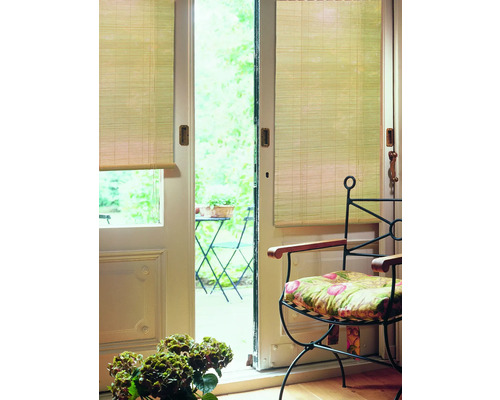 Szene mit Bambusrollo vor einer Terrassentür und einem Stuhl