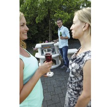 Szene mit Grillparty im Garten mit gemauertem Grill