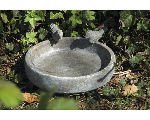 Vogeltränke mit zwei Vogeldekorationen